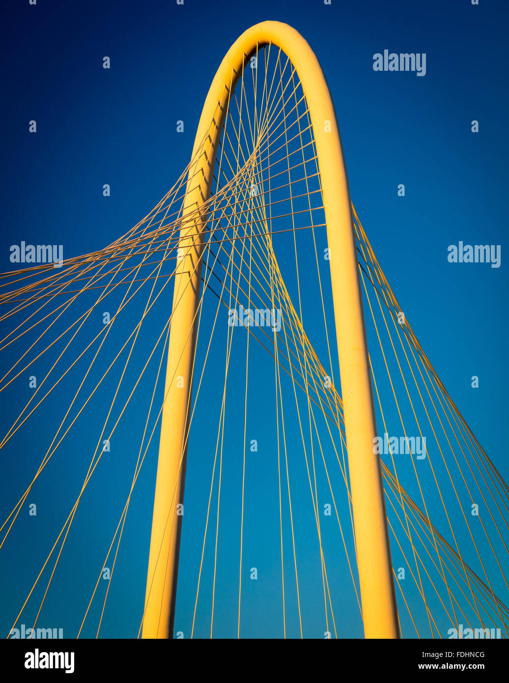 El Margaret Hunt Hill Bridge es un puente en Dallas, Texas, que cruza