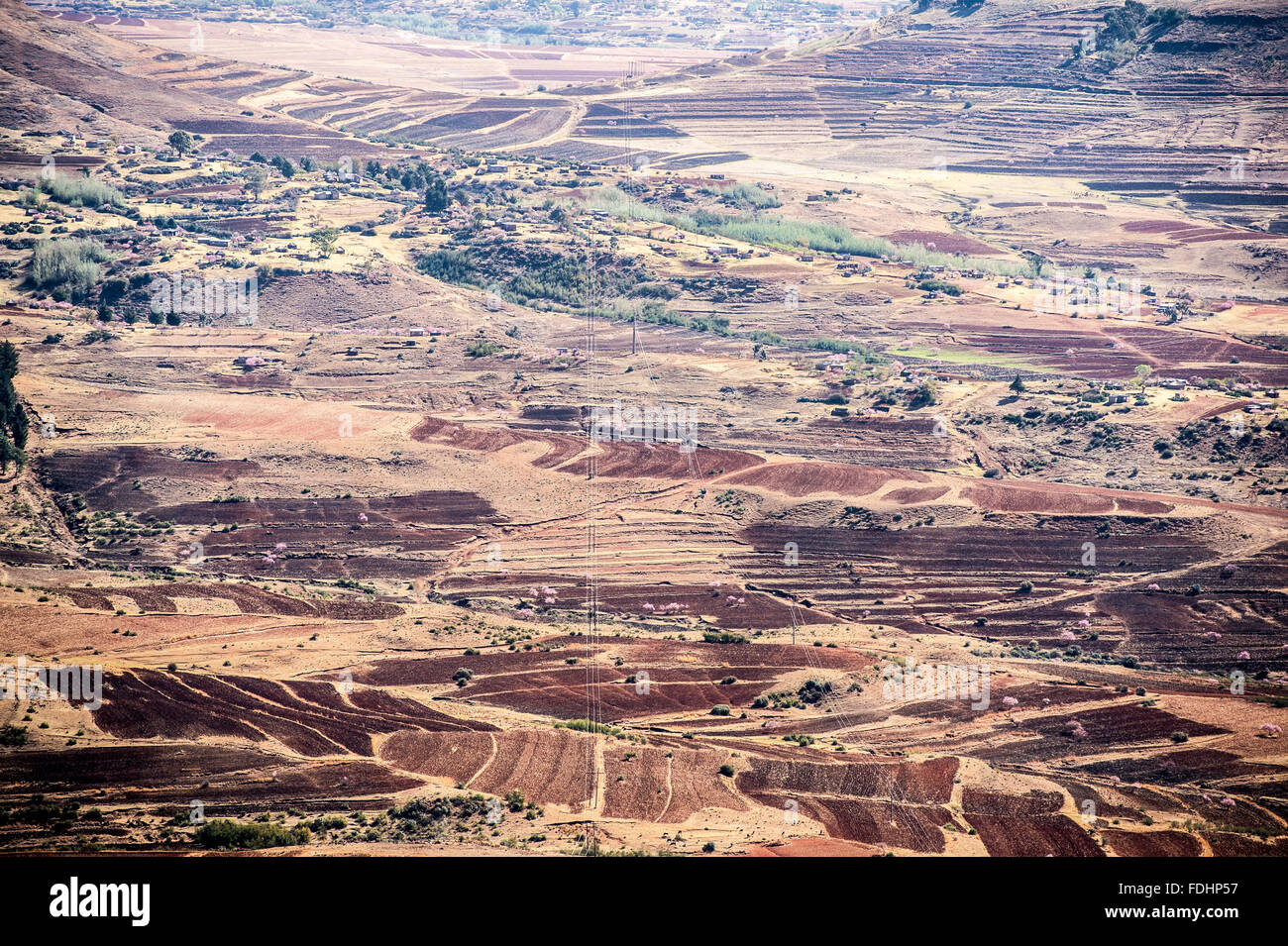 Antena de las tierras de cultivo y el paisaje de las montañas de Lesotho, África Foto de stock