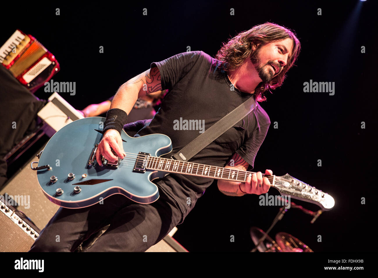 Dave Grohl tocando la guitarra Fotografía de stock - Alamy