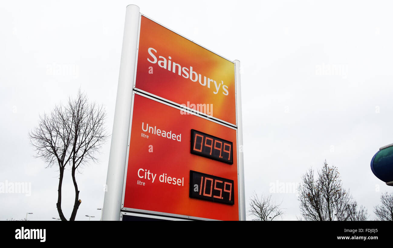 Los precios del combustible en una gasolinera Sainsburys Foto de stock