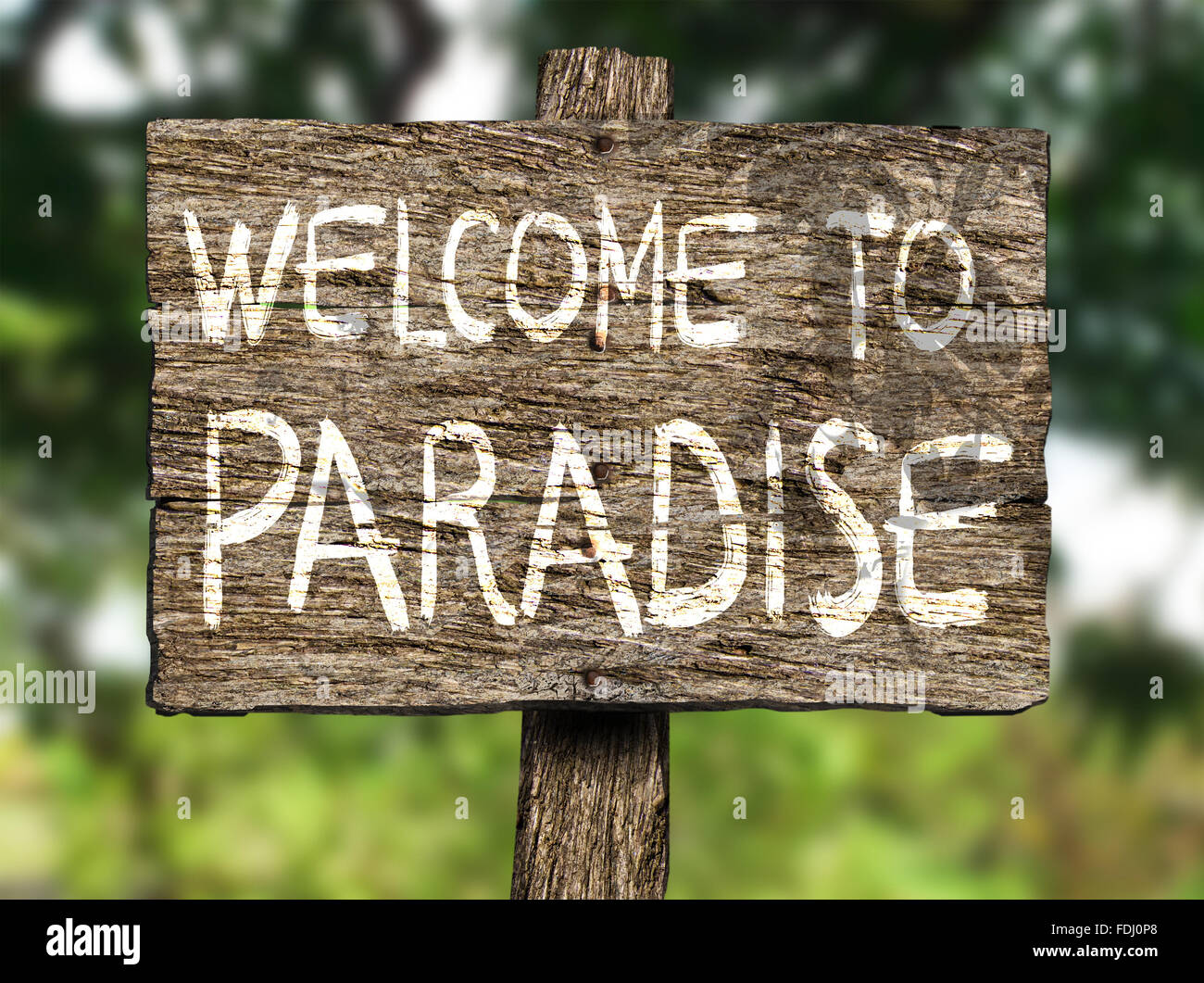 Bienvenido al paraíso Signo de madera Foto de stock