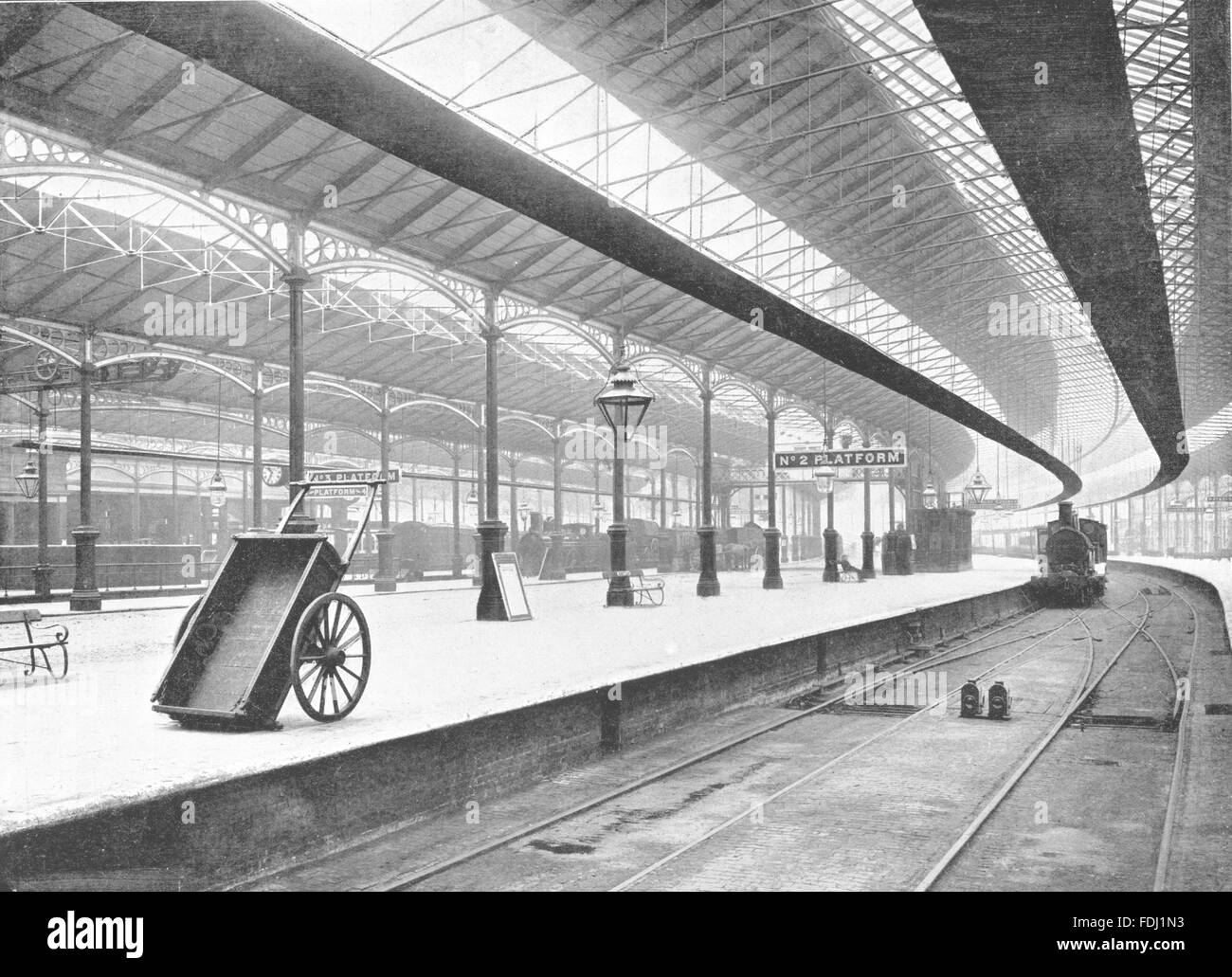 Londres: Euston Station- Vista general de las plataformas de impresión antiguos 1896 Foto de stock