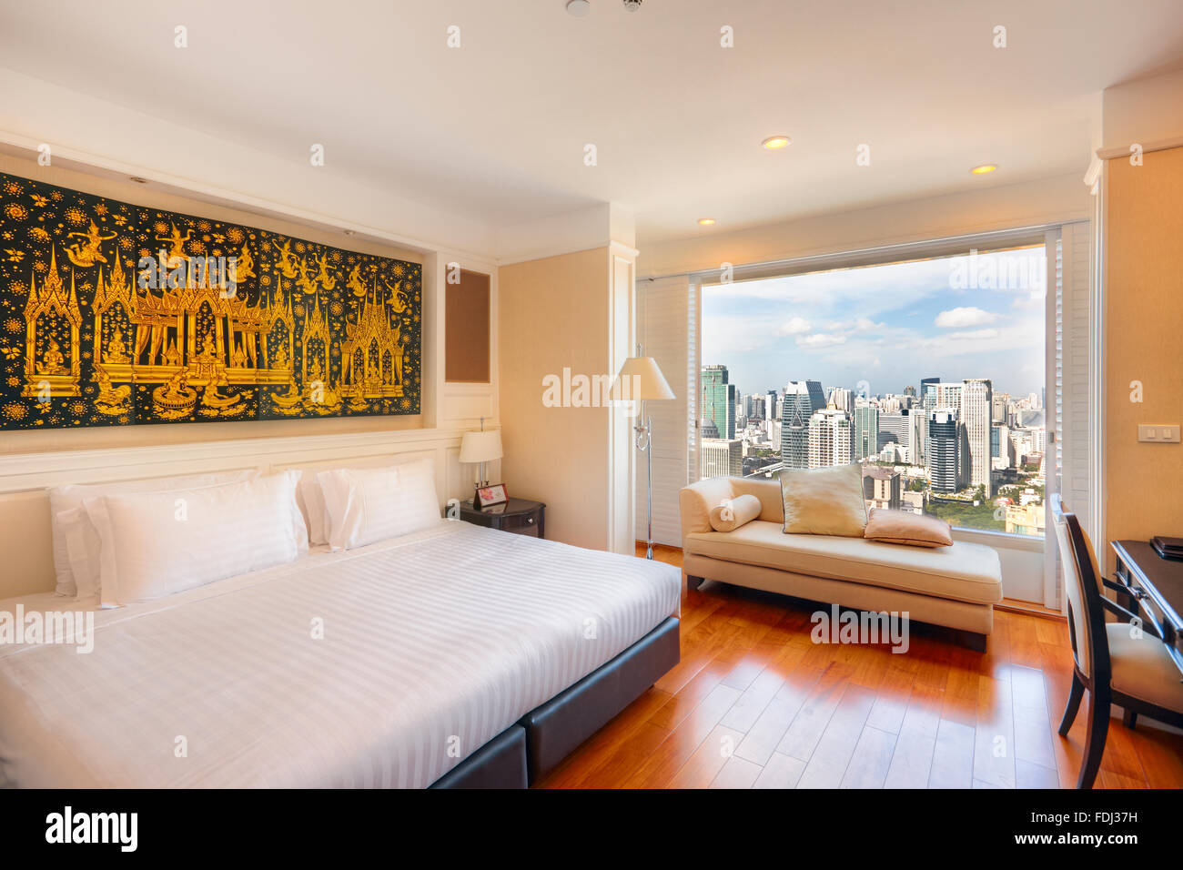 Habitación con vistas panorámicas de la ciudad en el Grande Punto Central Hotel Ratchadamri. Bangkok, Tailandia. Foto de stock