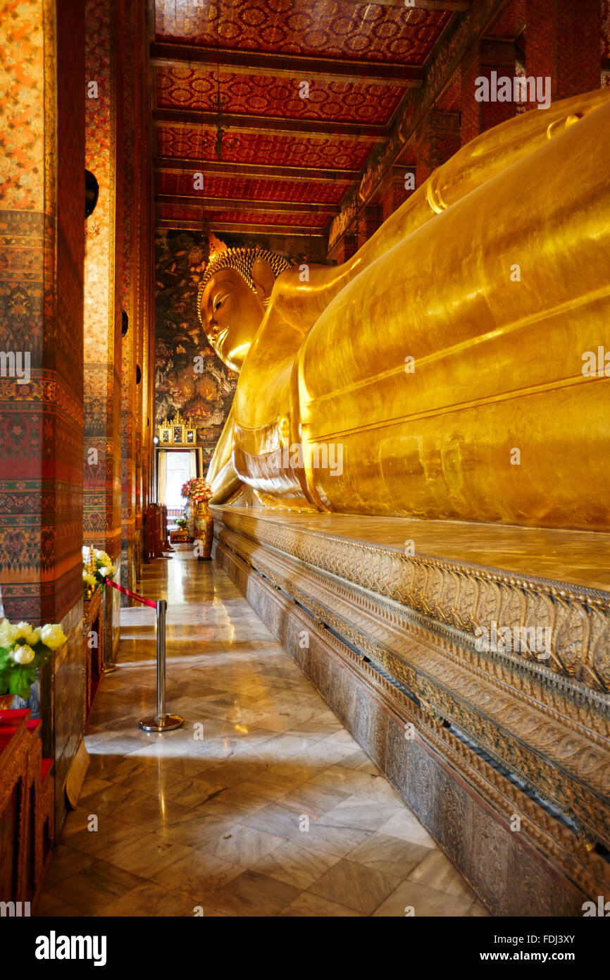 Saiyas Phra Buda, el Buda reclinado. El templo de Wat Pho, Bangkok, Tailandia. Foto de stock
