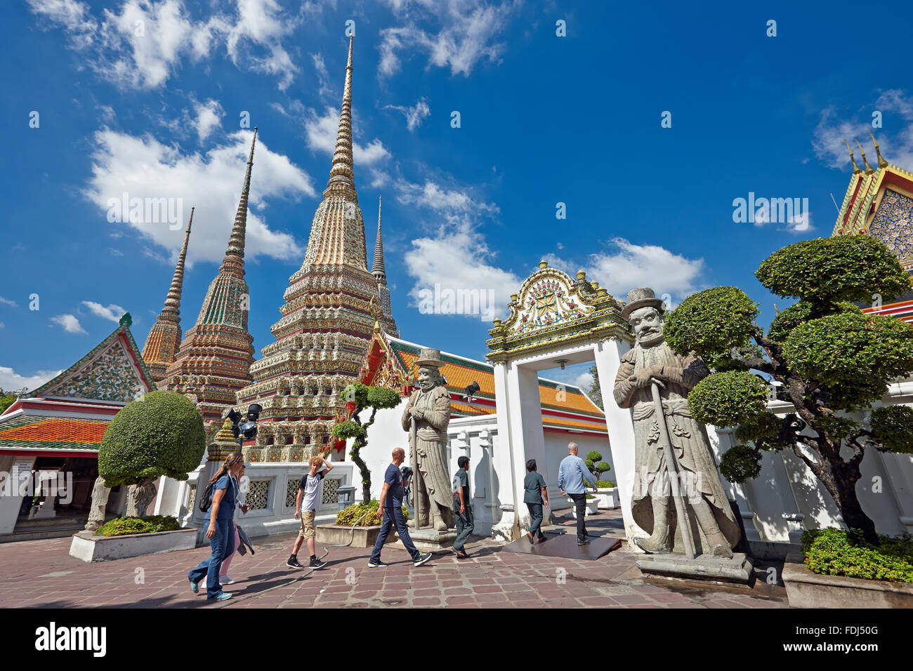 Turistas caminando en el templo de Wat Pho. Bangkok, Tailandia. Foto de stock