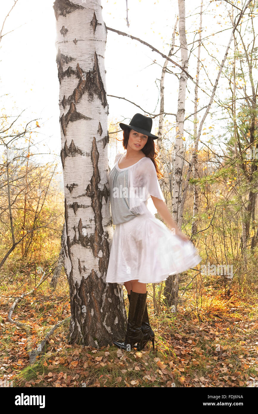 Mujer personas naturaleza bosques ropa exterior ropa femenina vestidos  botas árbol feminidad hat cowgirl jóvenes la adolescencia Fotografía de  stock - Alamy