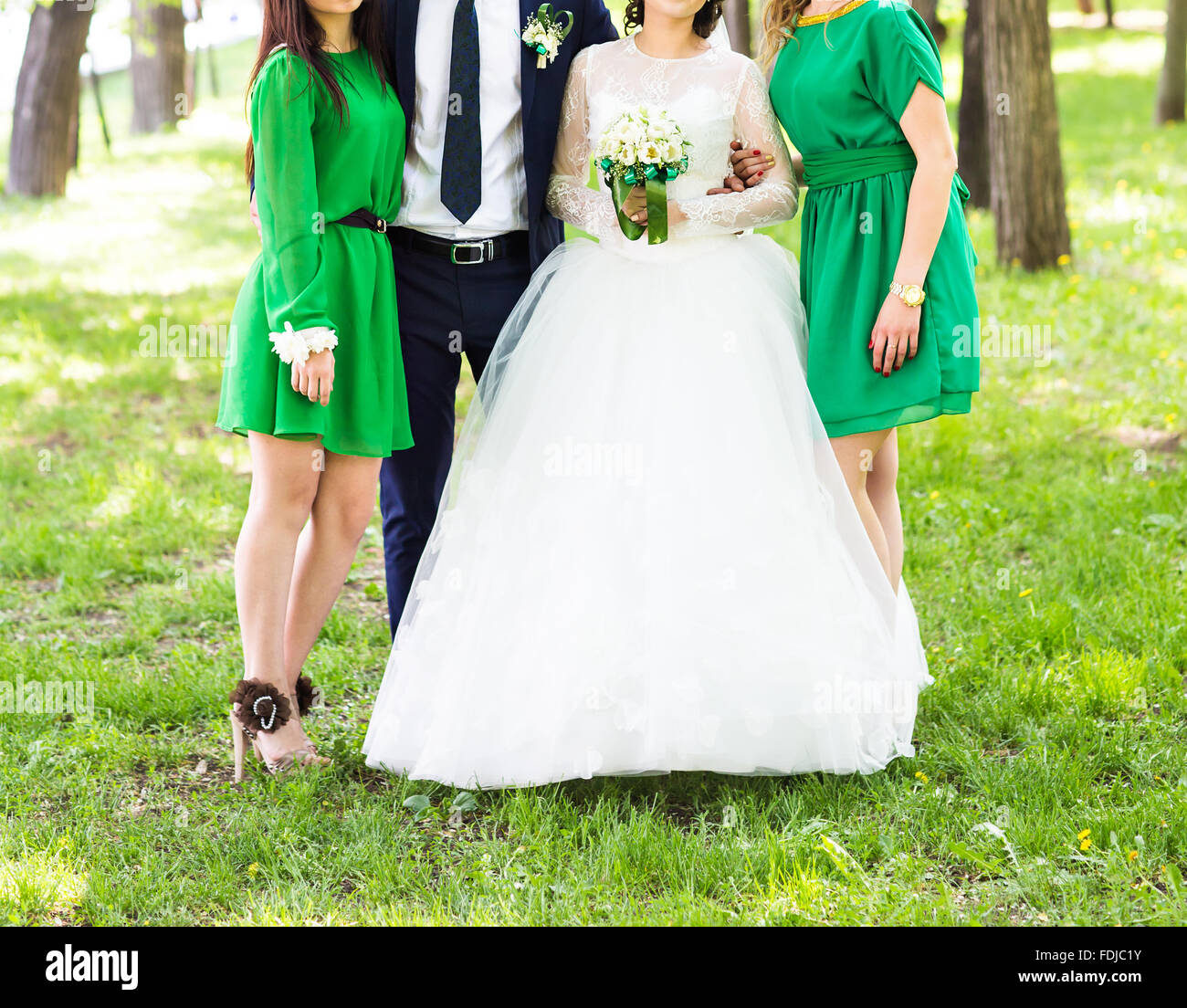 La novia y sus damas de honor vestidos de verde claro vestidos bridesmaid  Fotografía de stock - Alamy