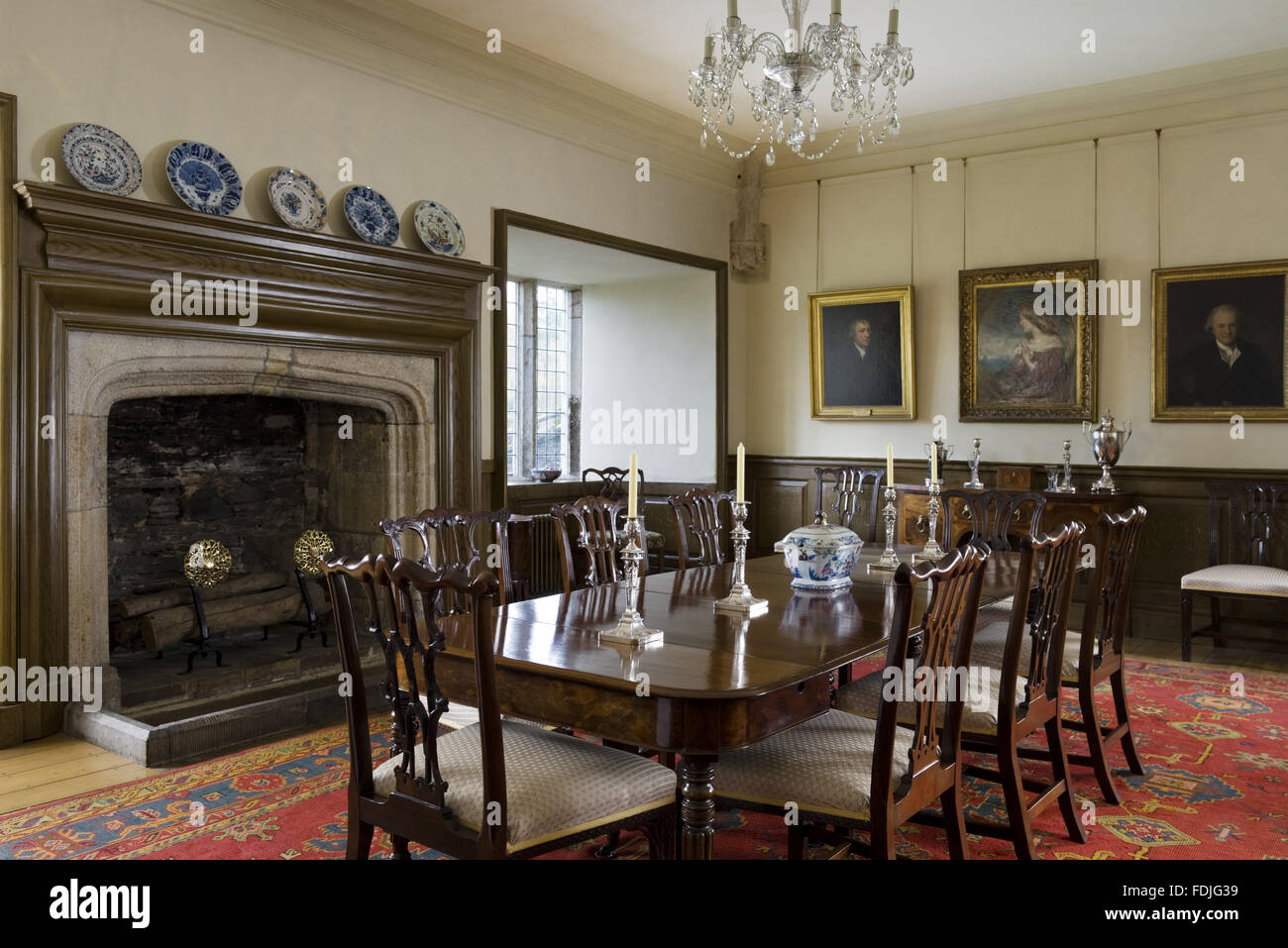 El Comedor georgiano en Buckland Abbey, Yelverton, Devon. La habitación estaba equipada por el quinto baronet entre 1768 y 1772. La chimenea es el único vestigio de Tudor de la habitación, la mesa de comedor es de comienzos del siglo XIX y las sillas están mediados de-eighte Foto de stock