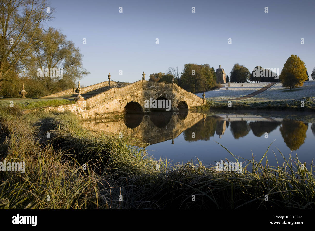El Oxford Bridge en un día gélido en Stowe Landscape Gardens, Buckinghamshire. Foto de stock
