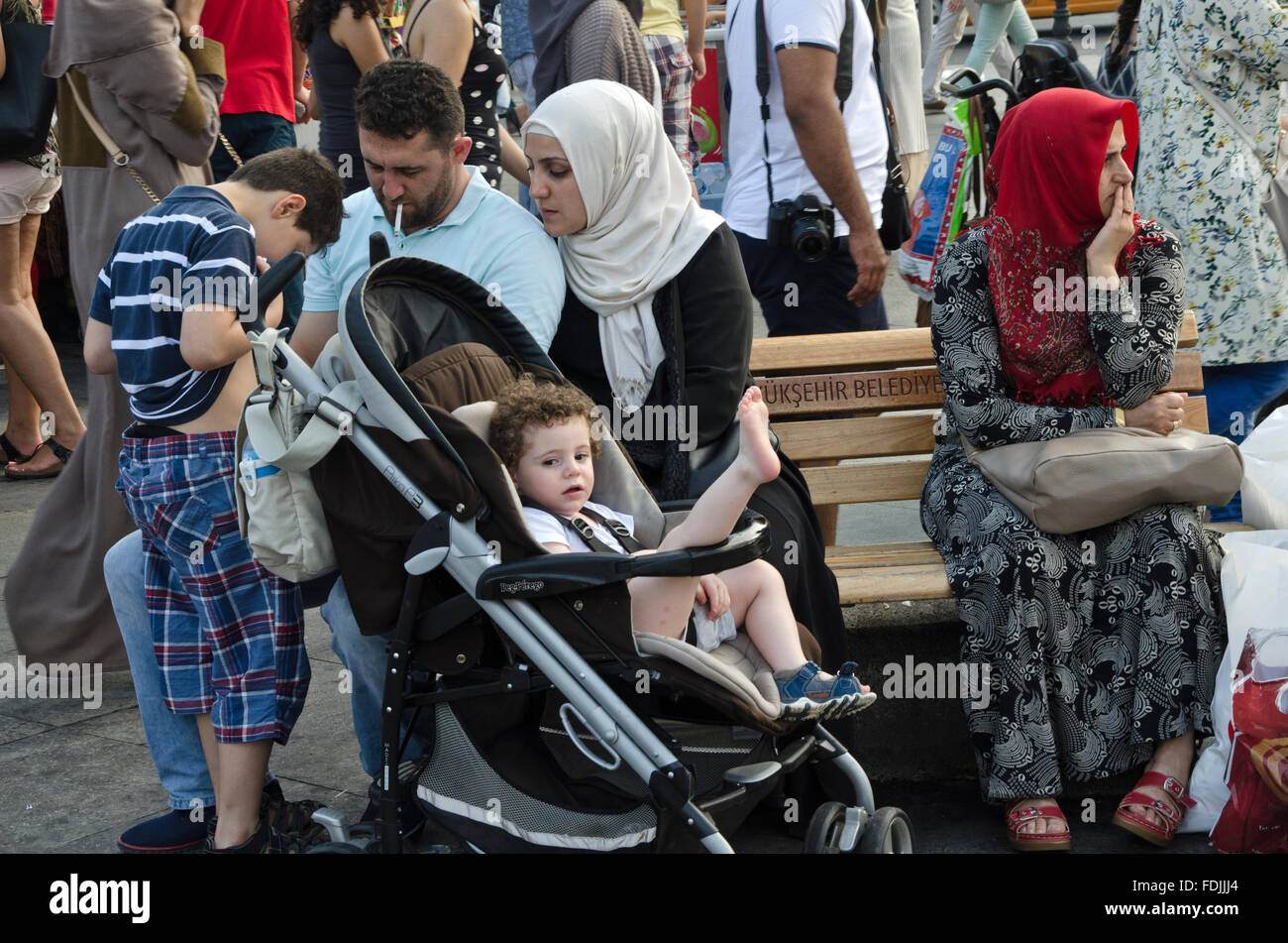 Syrian immigrant family fotografías e imágenes de alta resolución - Alamy