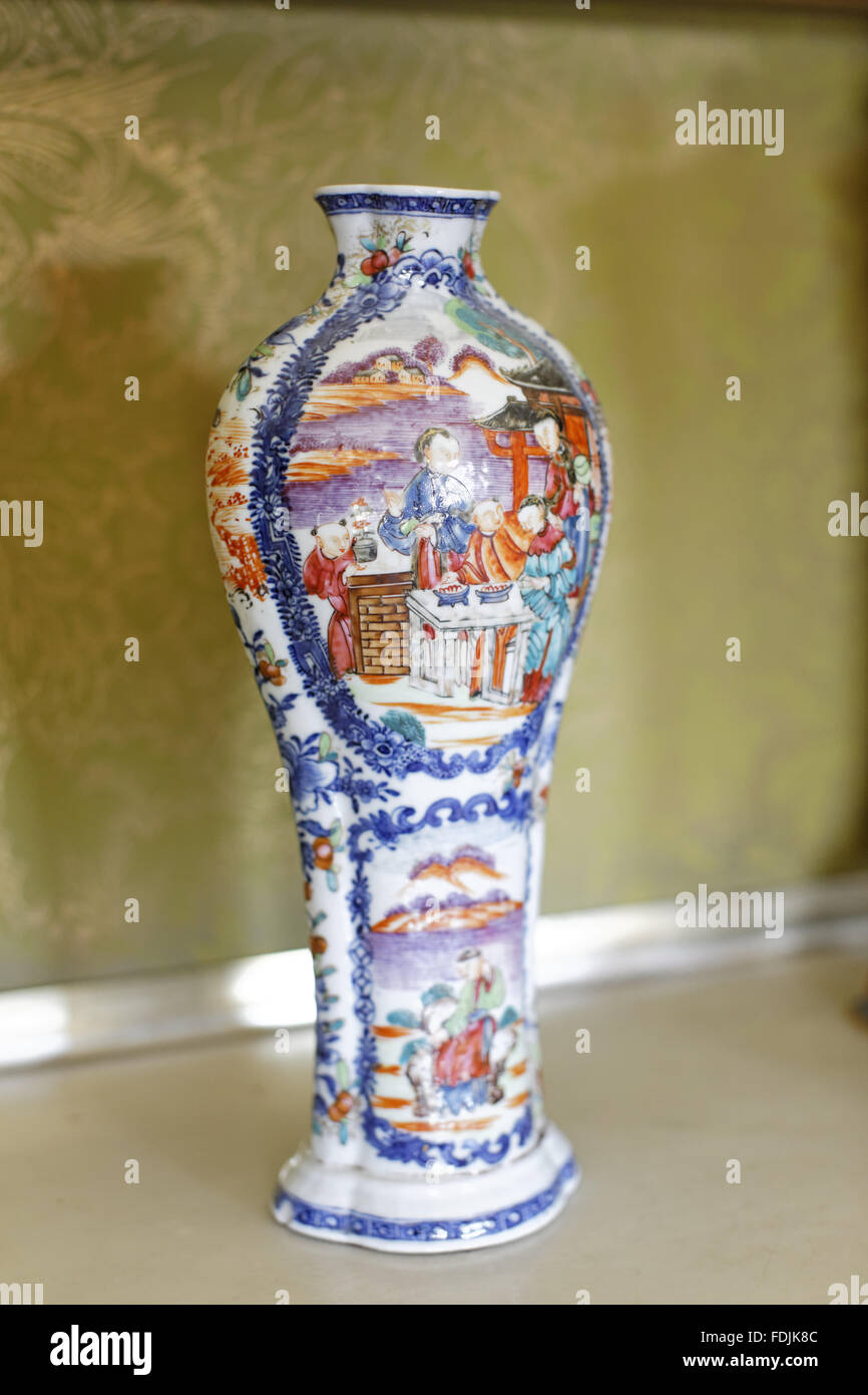 Siglo XVIII Baluster jarrón chino de porcelana en la mansión Saltram, Devon. Foto de stock