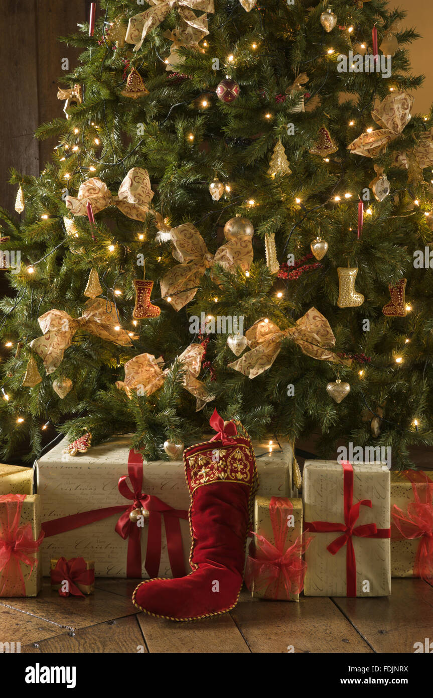 Regalos de Navidad en la envoltura de regalos tradicionales, bajo un árbol  Fotografía de stock - Alamy