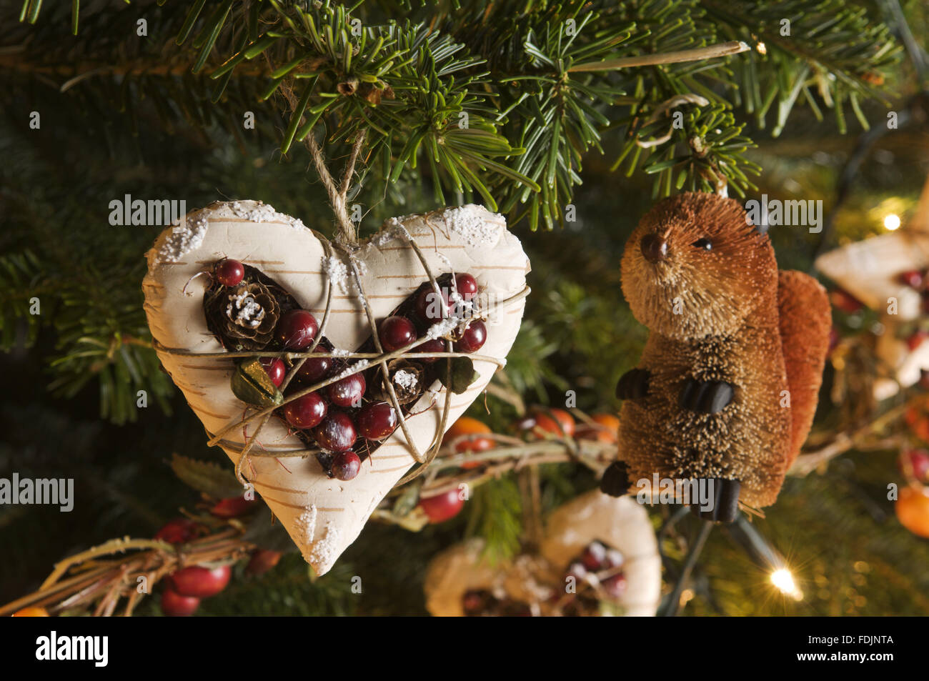 Adornos de Navidad en un árbol. Foto de stock