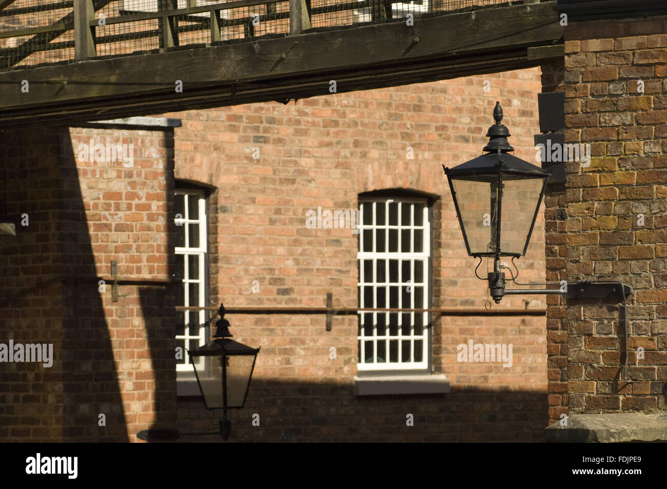 Una lámpara y parte del molino edificios en Quarry Bank Mill, Styal, Cheshire. El molino fue fundada en 1784 y produjo el algodón hasta el 1950. Foto de stock