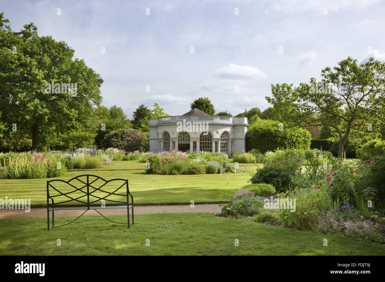 El Garden House, construido en 1780 por Robert Adam, en los terrenos de recreo en Osterley, Middlesex. El edificio tiene un frontal semicircular y pilastras jónicas. Foto de stock