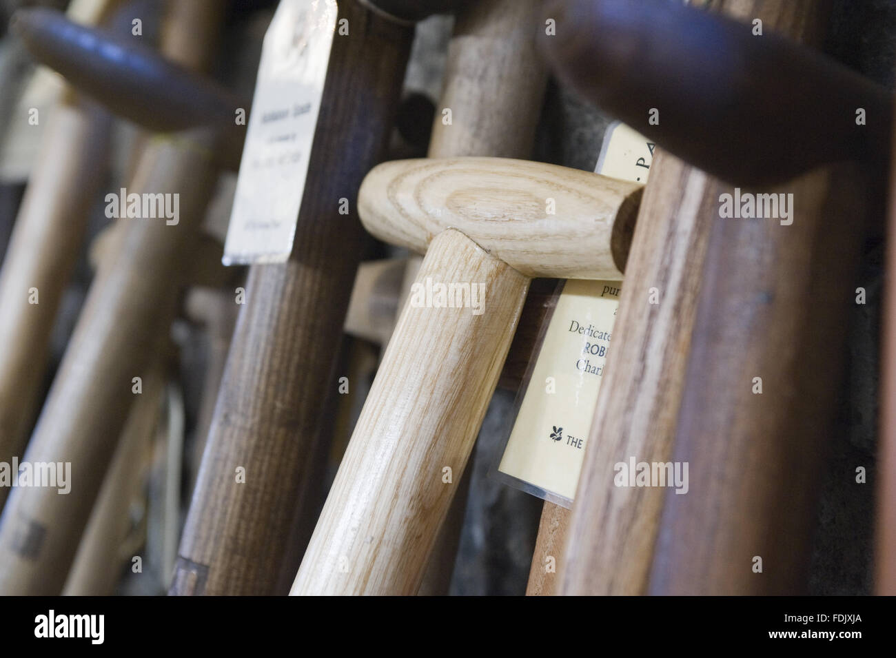 Empuñaduras de espada de madera en Patterson's Spade Mill Co. de Antrim, Irlanda del Norte. El molino de Templepatrick es el último trabajo de agua impulsada Spade Mill en el uso diario en las Islas Británicas. Foto de stock