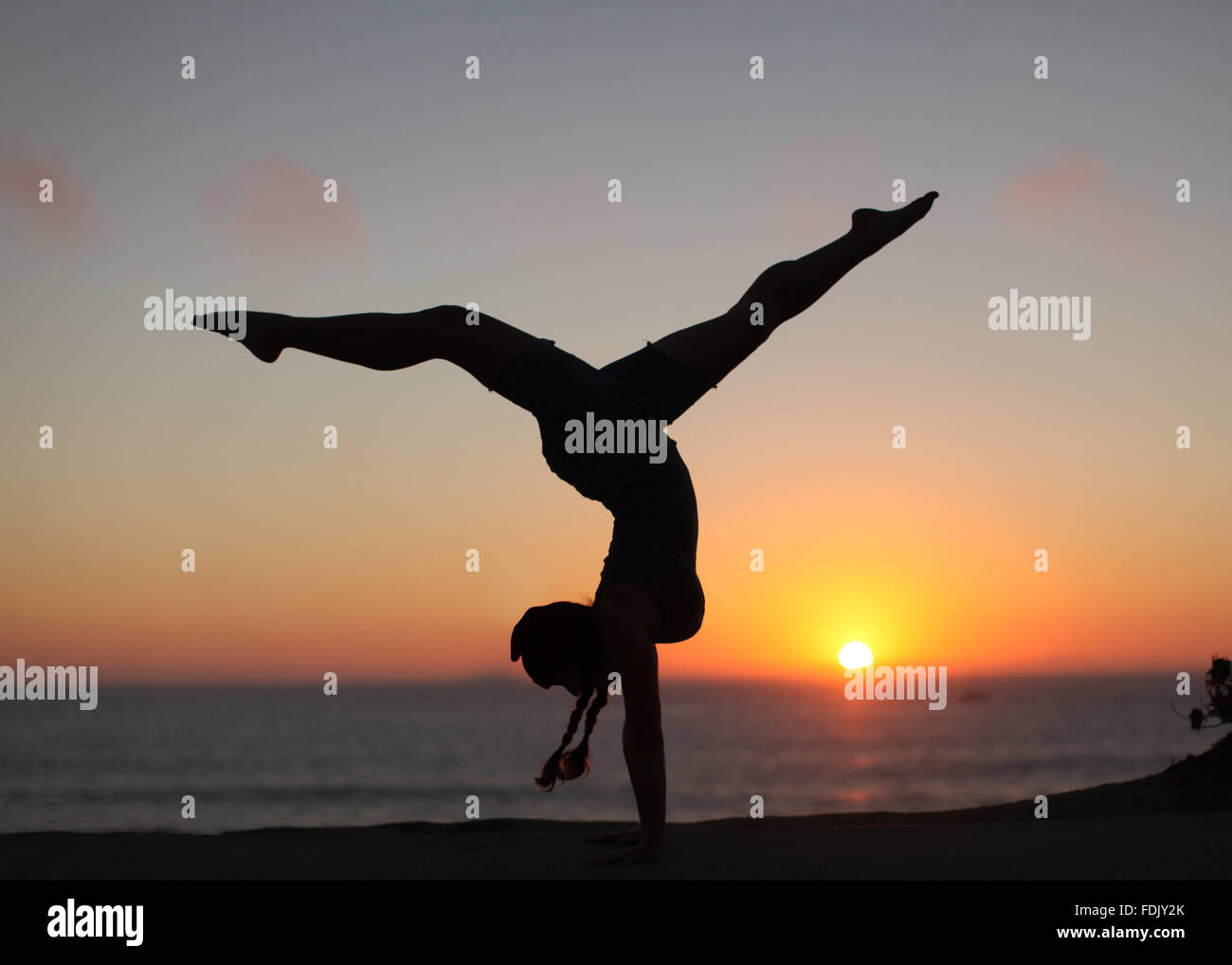Silueta De Una Mujer Haciendo Yoga En La Playa Fotografías E Imágenes