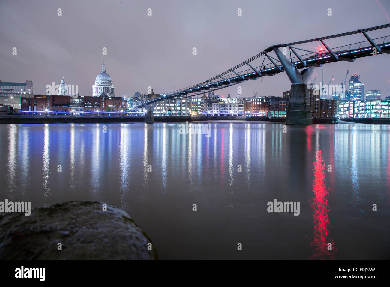 Catedral de San Pablo y el puente del Milenio por la noche, Londres, Inglaterra, Reino Unido Foto de stock