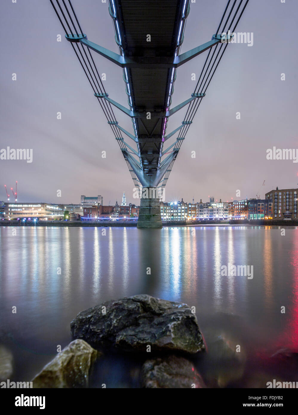 Bajo el puente del Milenio por la noche, Londres, Inglaterra, Reino Unido Foto de stock