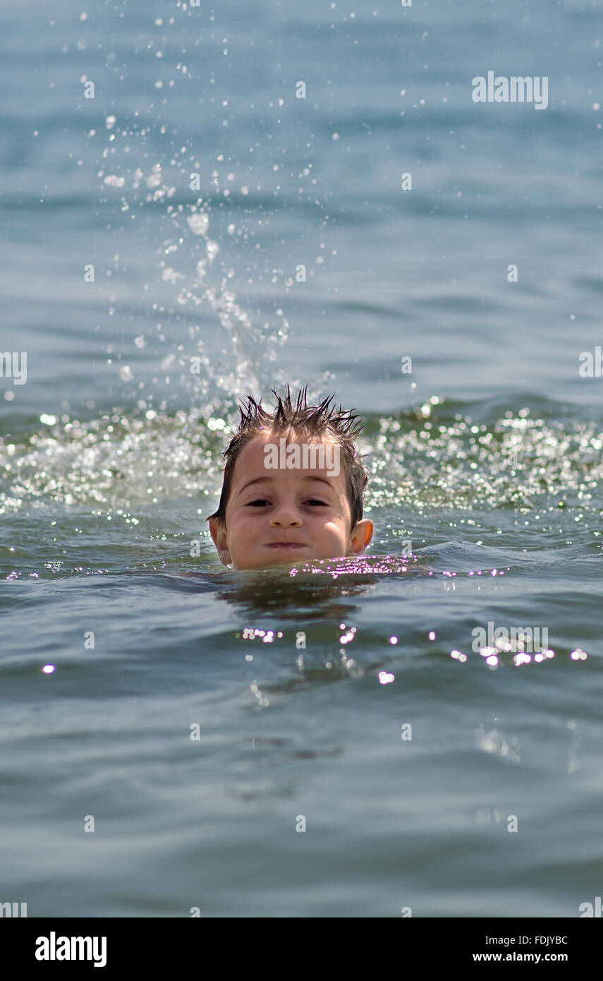 Muchacho nadando en el mar Foto de stock