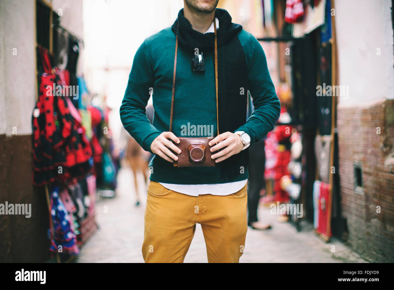 Joven sosteniendo un vintage retro cámara, Sevilla, España Foto de stock