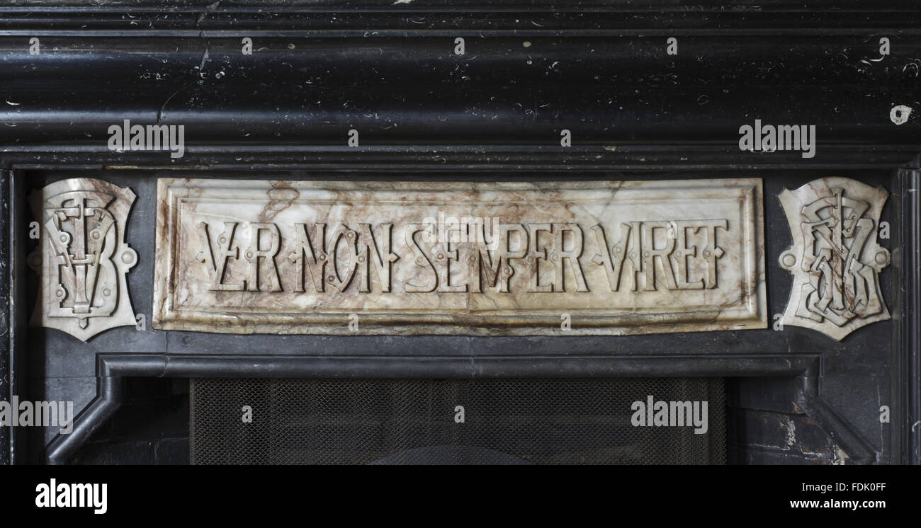 Detalle de alabastro sobre la losa chimneypiece en el salón lleva el lema - VERNON VERNON VERNON siempre viret semper 'florece' en Hanbury Hall, Worcestershire. Foto de stock
