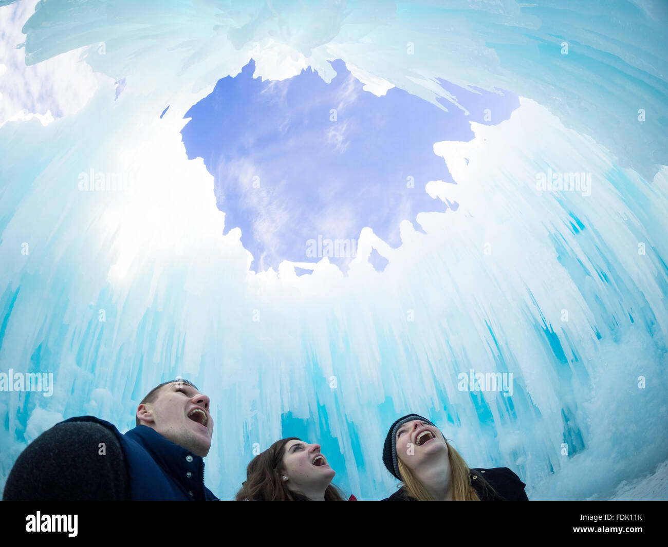 Tres amigos, Feliz con bocas agape en asombro, bajo el domo habitación en el castillo de hielo en Hawrelak Park, Edmonton, Canadá. Foto de stock