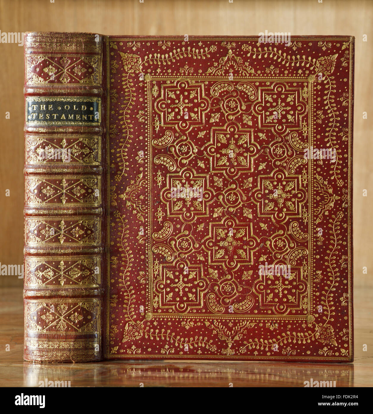 1712-13 biblia roja estampada con Marruecos vinculantes, en Anglesey Abbey, Cambridgeshire. 17.I.16 Foto de stock