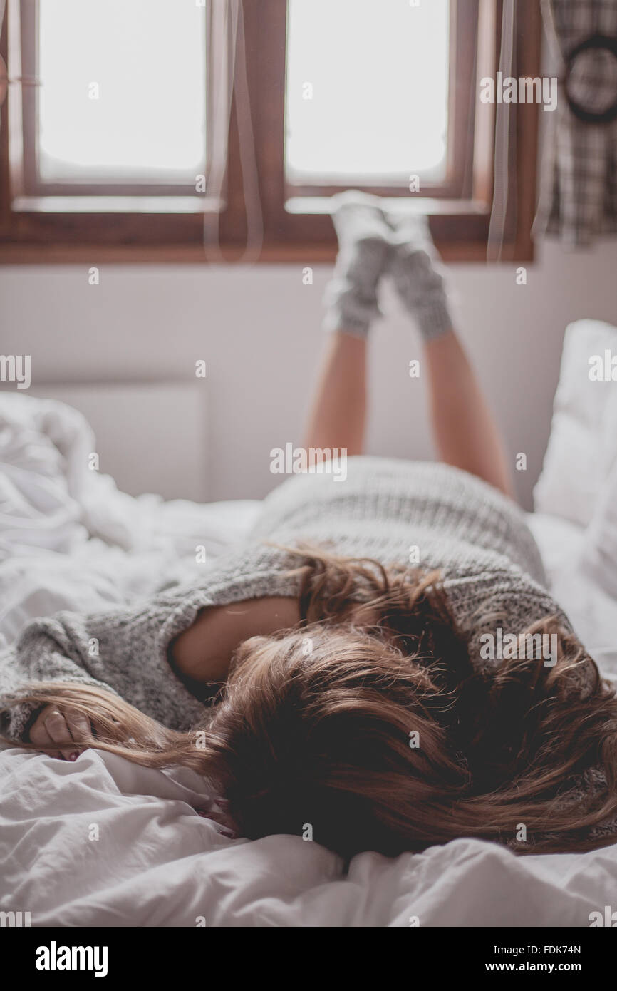 Mujeres acostadas boca abajo en la cama fotografías e imágenes de alta  resolución - Alamy