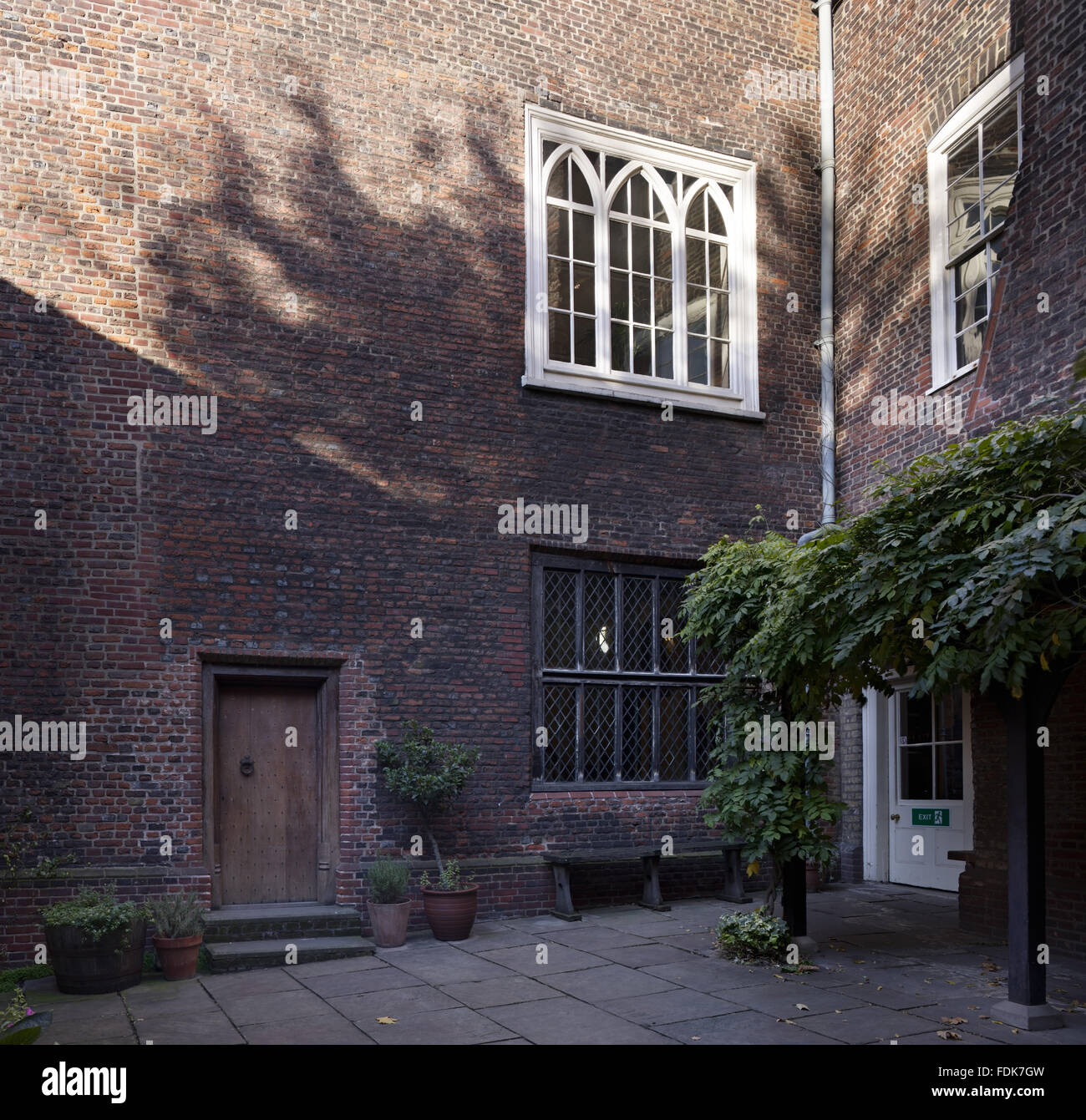 El patio interior con la Armada del Siglo xvi ventana, en Sutton House, Hackney, Londres. Foto de stock