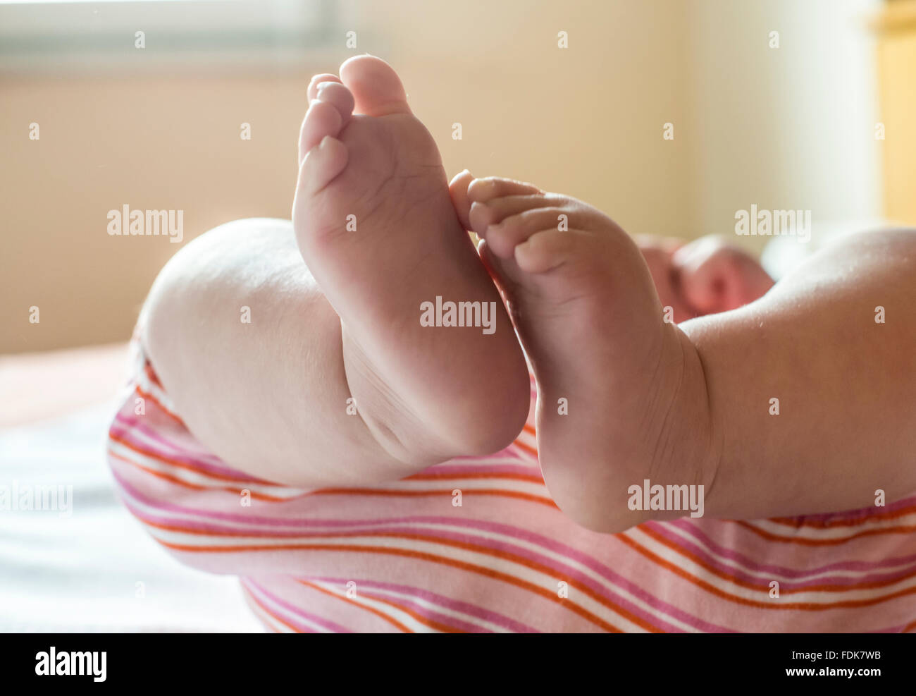 Cerca de los pies de un bebé niña Foto de stock