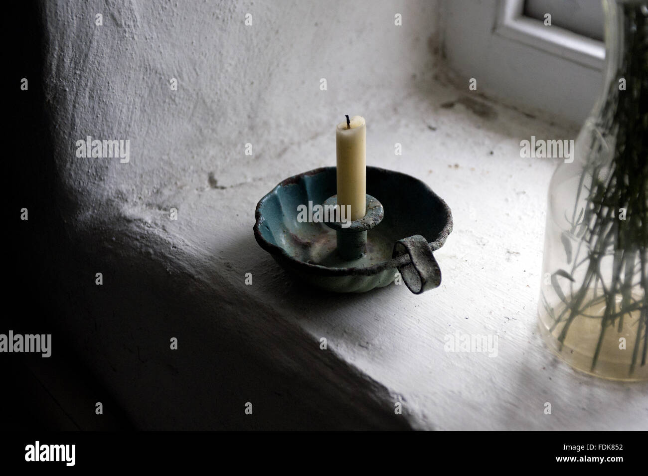 Candleholder sobre un alféizar en casa Hezlett, Condado de Londonderry, Irlanda del Norte. Foto de stock