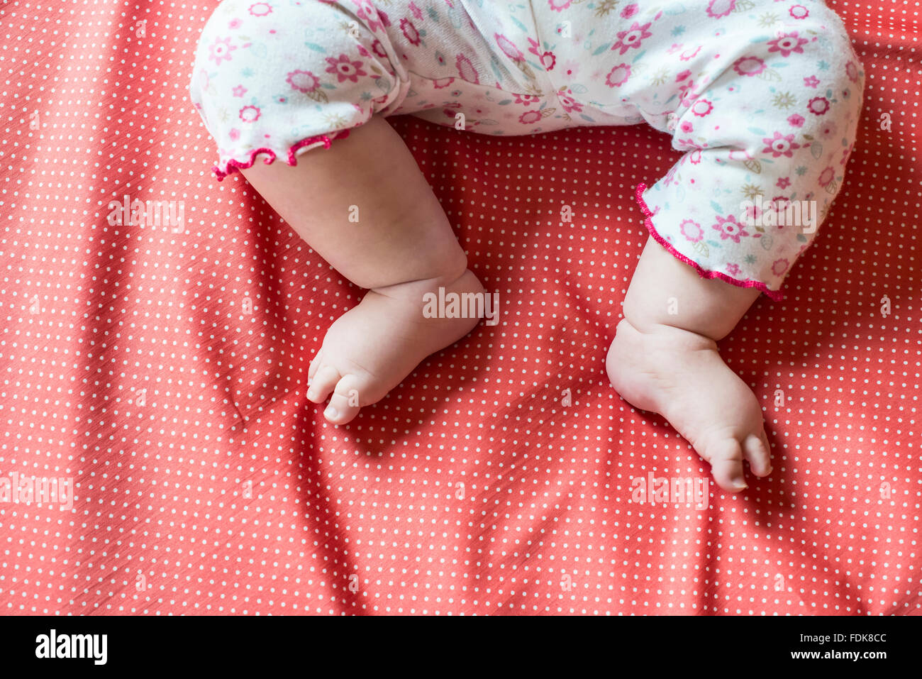 Cerca de los pies de un bebé niña Foto de stock