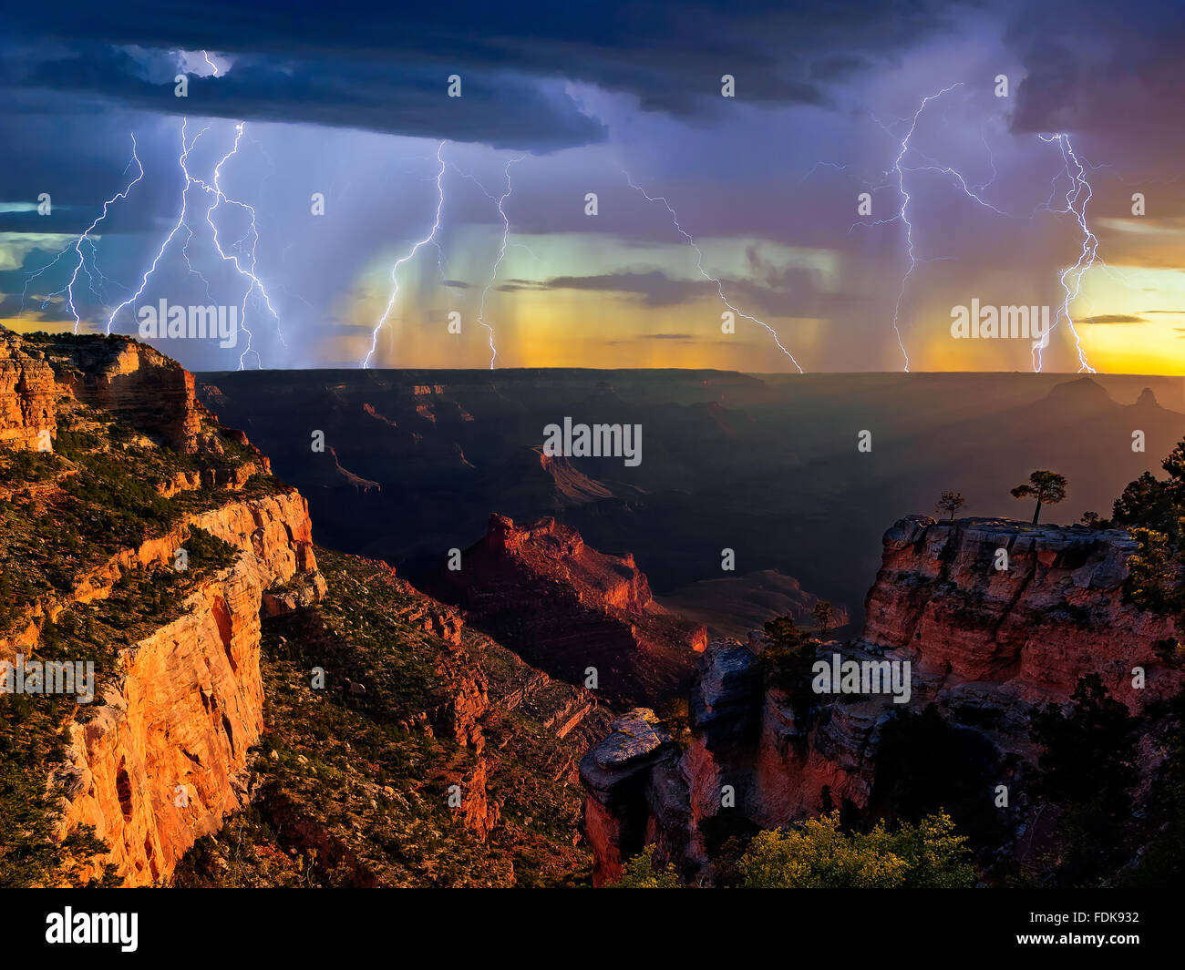 Relámpago sobre el Gran Cañón visto desde el descanso de Hermit, South Rim, Arizona, Estados Unidos Foto de stock