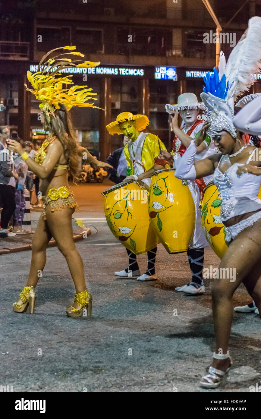 MONTEVIDEO, Uruguay, Enero - 2016 - Atractivos disfraces mujer bailarines y  percusionistas de candombe en el desfile inaugural de carnaval de  Fotografía de stock - Alamy