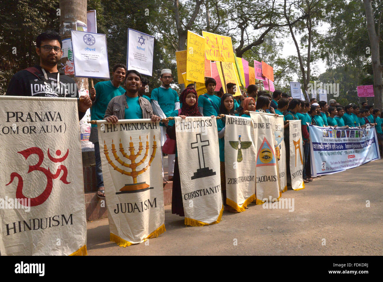 Centro para el diálogo interreligioso e intercultural y el Departamento de las religiones del mundo y de la cultura, de la Universidad de Dhaka, organizaron conjuntamente un rally Foto de stock