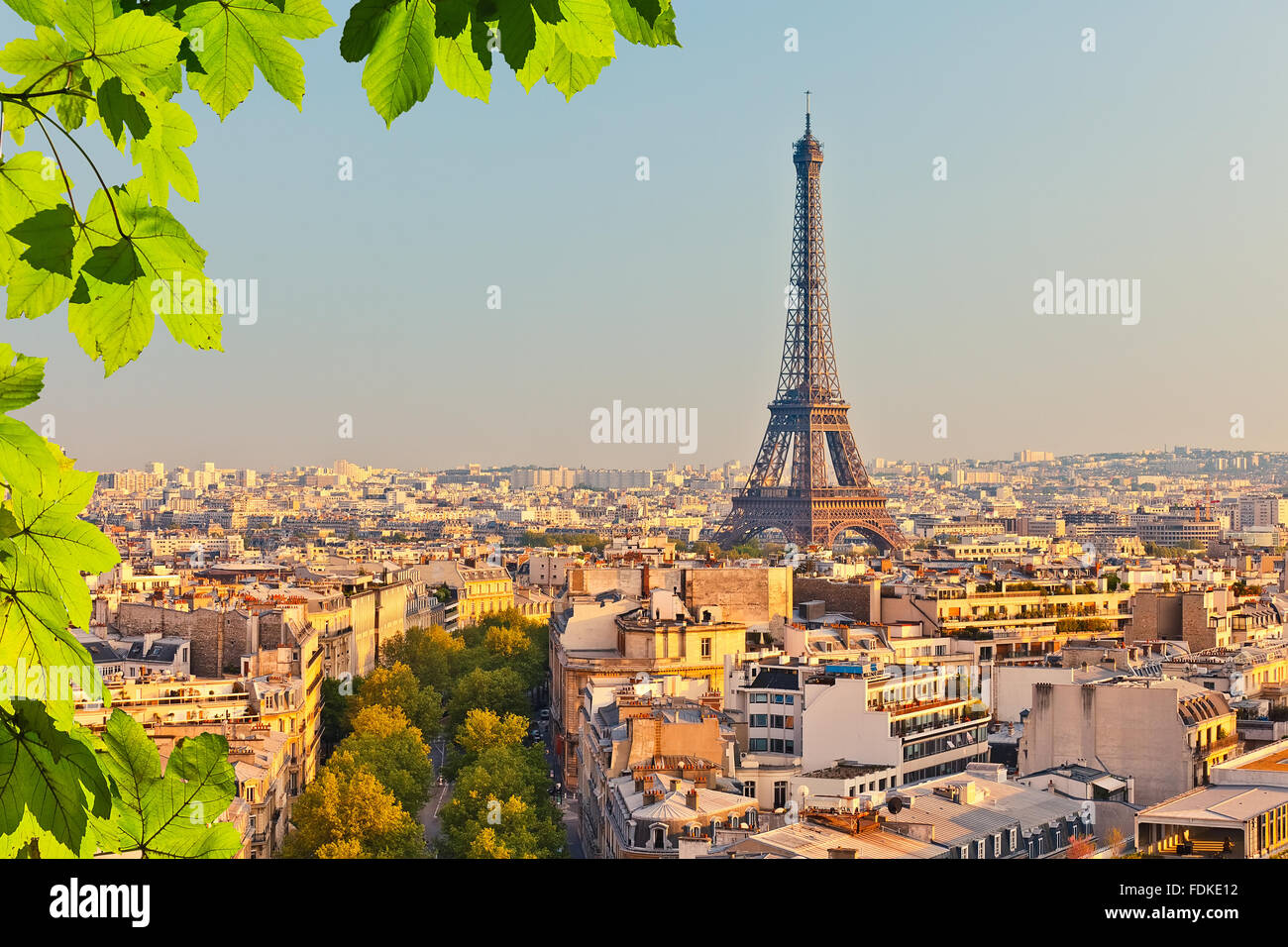 Vista sobre la torre Eiffel al atardecer Foto de stock