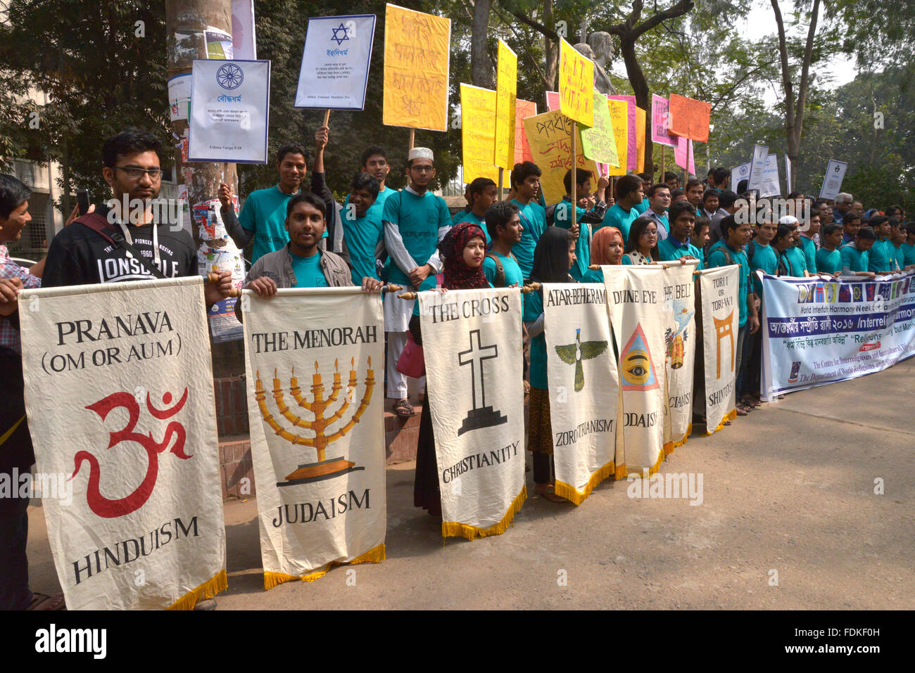 Centro para el diálogo interreligioso e intercultural y el Departamento de las religiones del mundo y de la cultura, de la Universidad de Dhaka, organizaron conjuntamente un rally Foto de stock