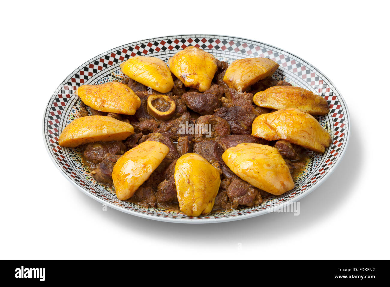 Plato marroquí con carne y Safarjal sobre fondo blanco. Foto de stock