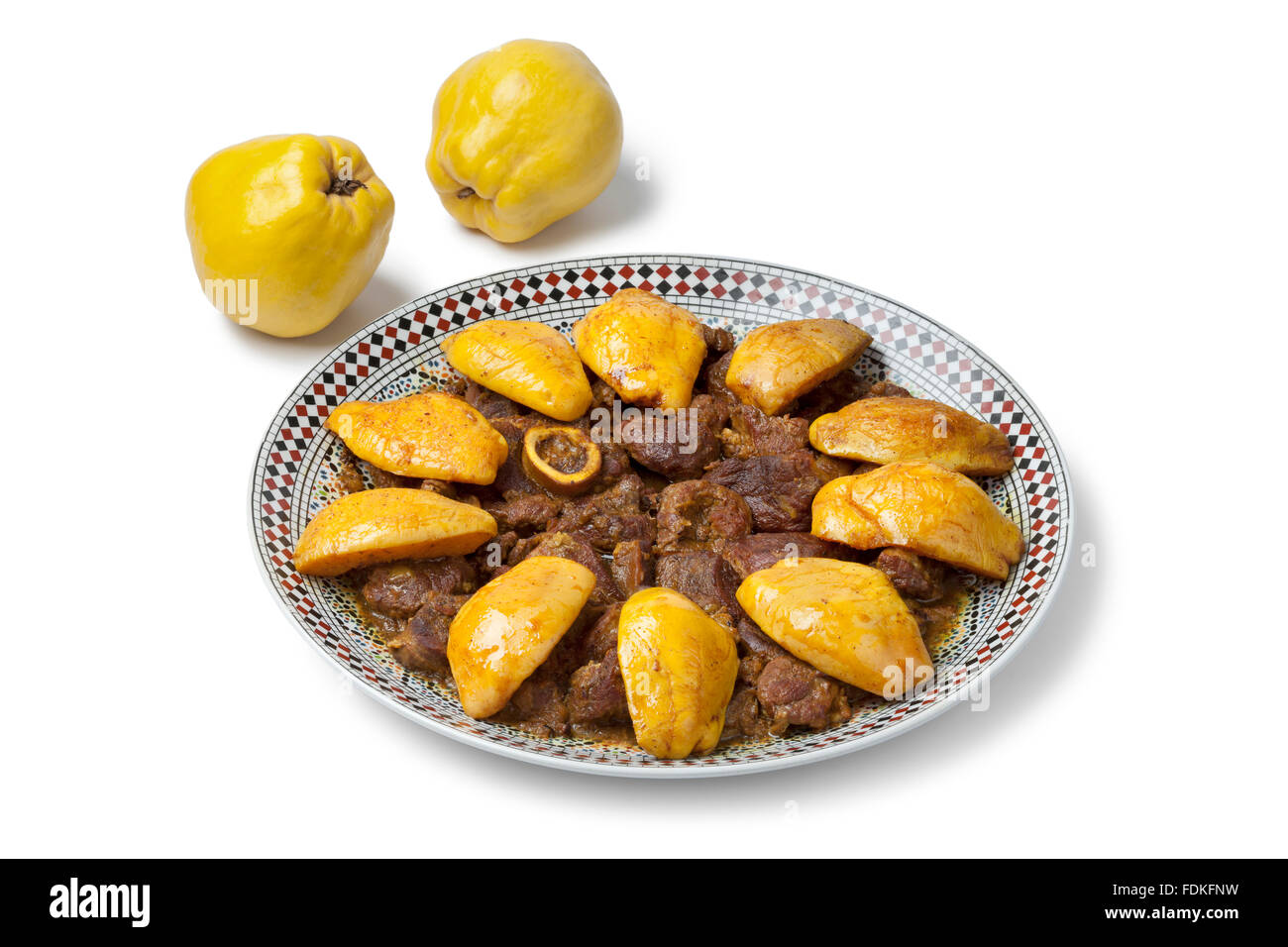 Plato marroquí con carne y Safarjal sobre fondo blanco. Foto de stock