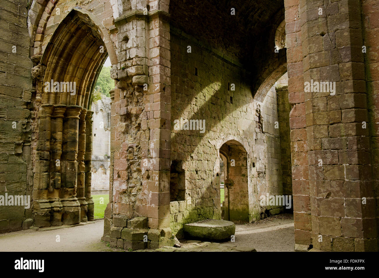 Las sombras proyectadas en las paredes en Fountains Abbey, North Yorkshire. Foto de stock