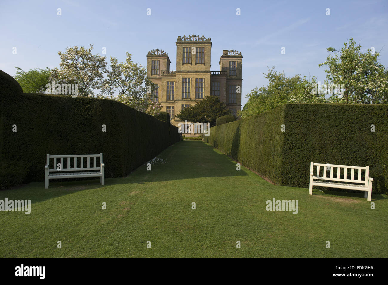Setos y una vista al frente sur en Hardwick Hall, Derbyshire. Foto de stock