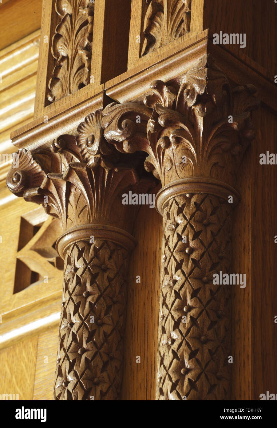 Cerrar detalles de madera tallada de columna en el Oak Room en Tyntesfield, North Somerset Foto de stock