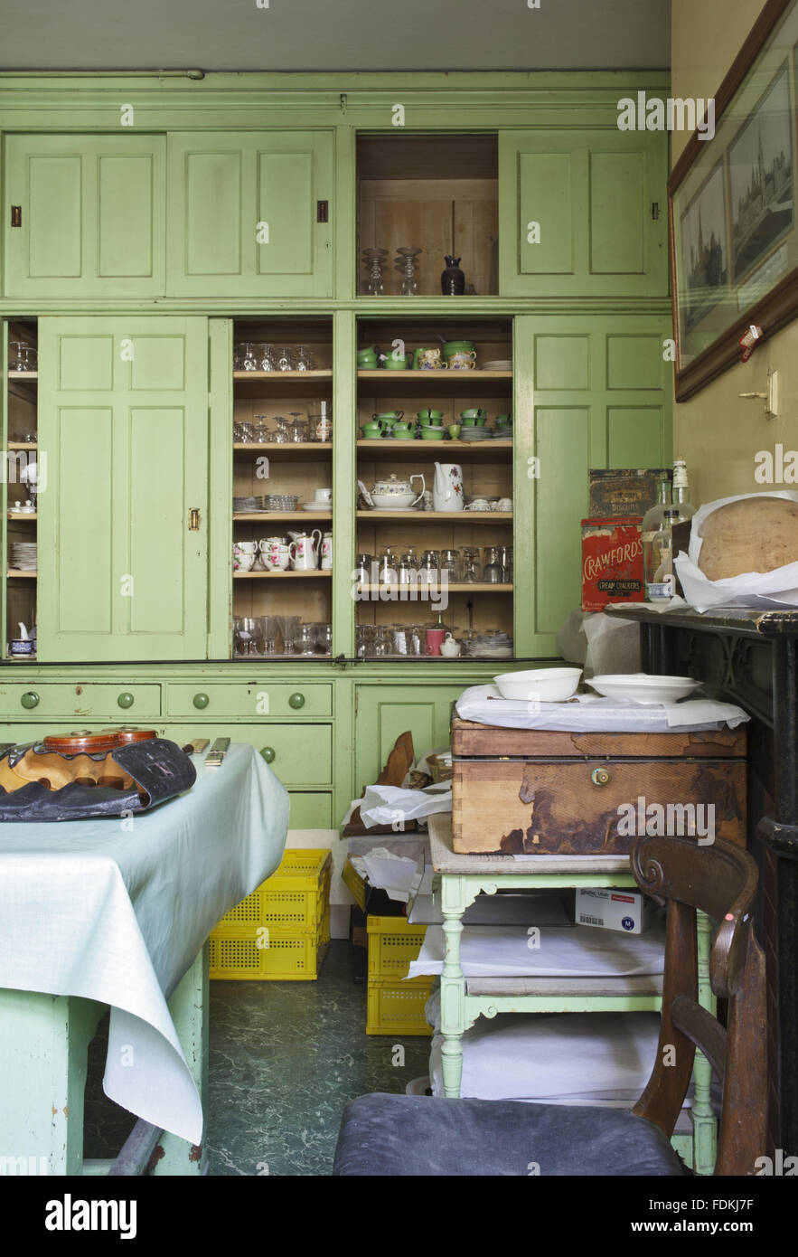 El verde de los armarios en el Butler's Inner Pantry Tyntesfield, North Somerset Foto de stock