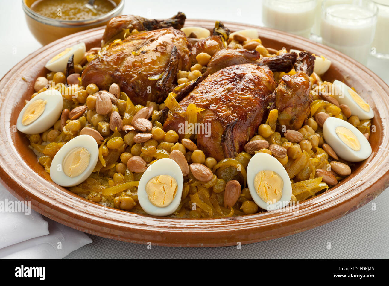 Cuscús Tfaya, cuscús marroquí con pollo y cebolla caramelizada, almendras y  huevos duros Fotografía de stock - Alamy