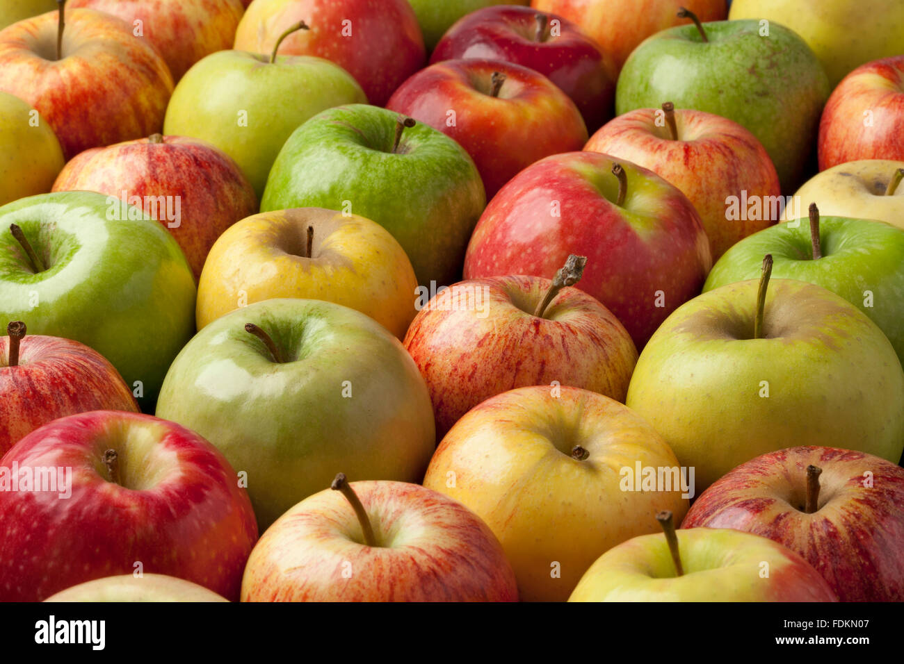 Los diferentes tipos de manzanas frescas full frame Foto de stock