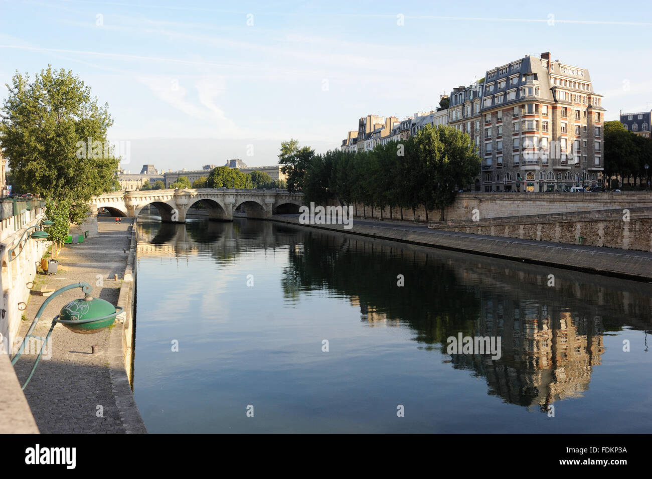 Las calles desiertas de París el 15 de agosto, un día de asueto nacional, dejando las calles de París a los pájaros y a los turistas como los parisinos Foto de stock