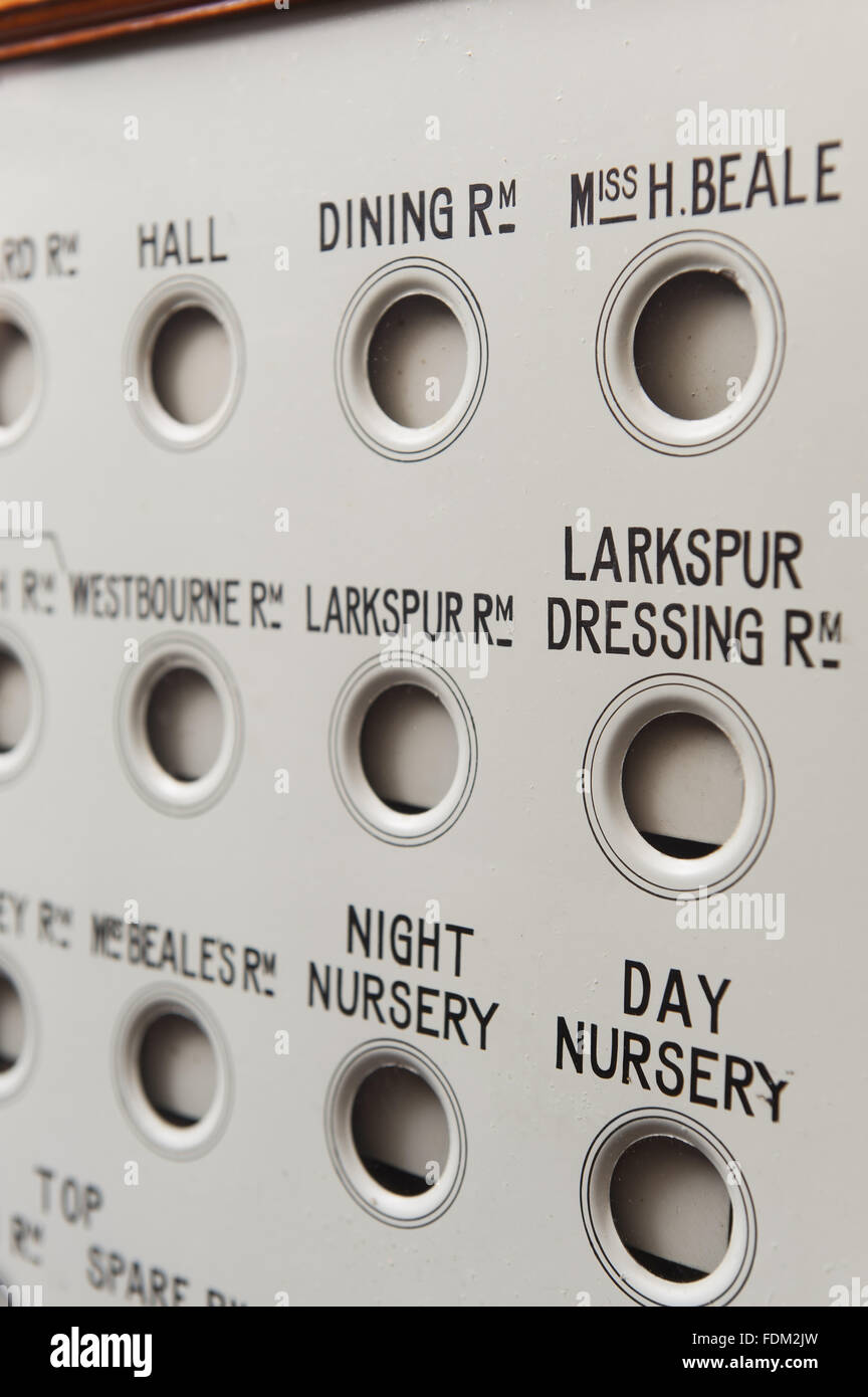 Detalle de la placa indicadora de tirar de campana en la cocina corredor en Standen, West Sussex. NT 1214594 Número de inventario. Foto de stock