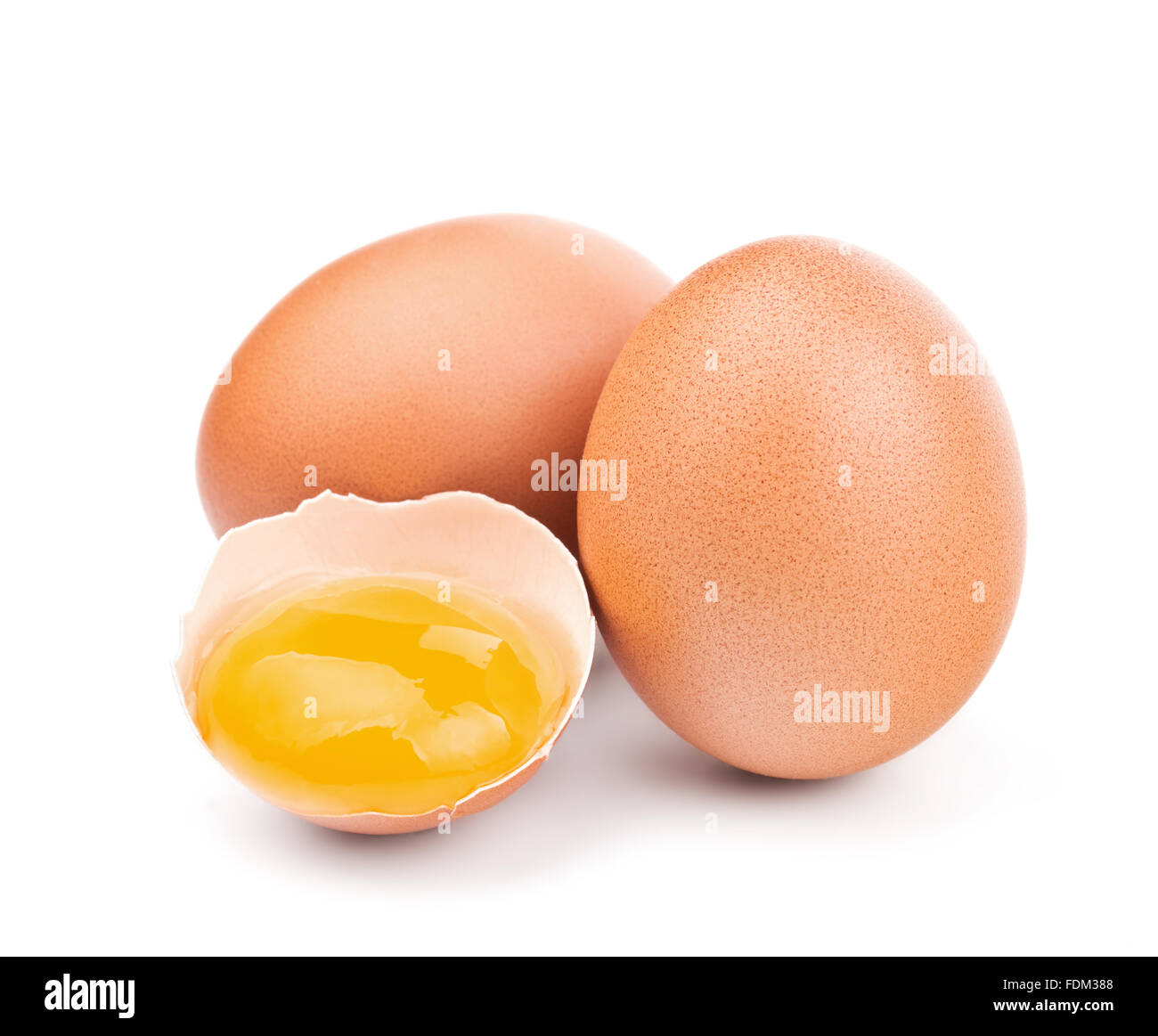 Huevos marrón aislado en blanco Foto de stock