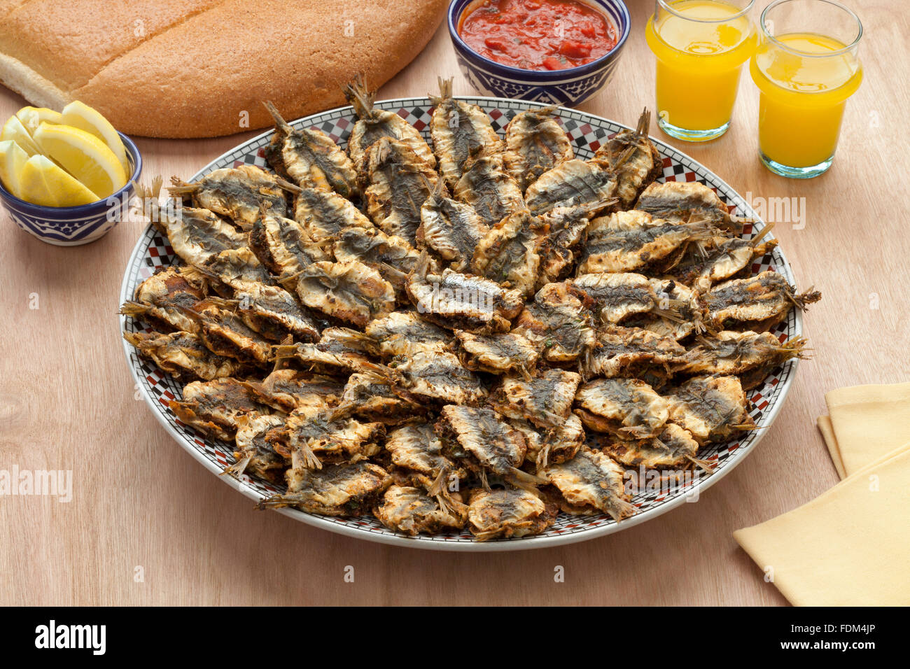 Plato con sardinas rellenas fritas marroquí,salsa y pan Foto de stock